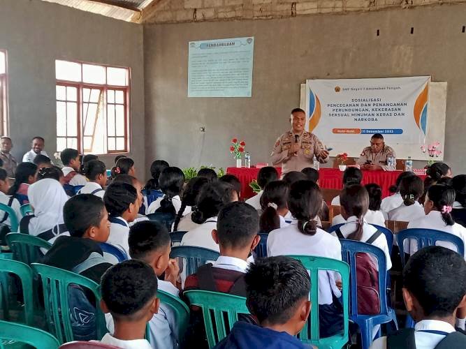 Melaksanakan Sosialisasi, Ini Yang Disampaikan Kapolsek Amanuban Tengah Kepada Siswa SMP