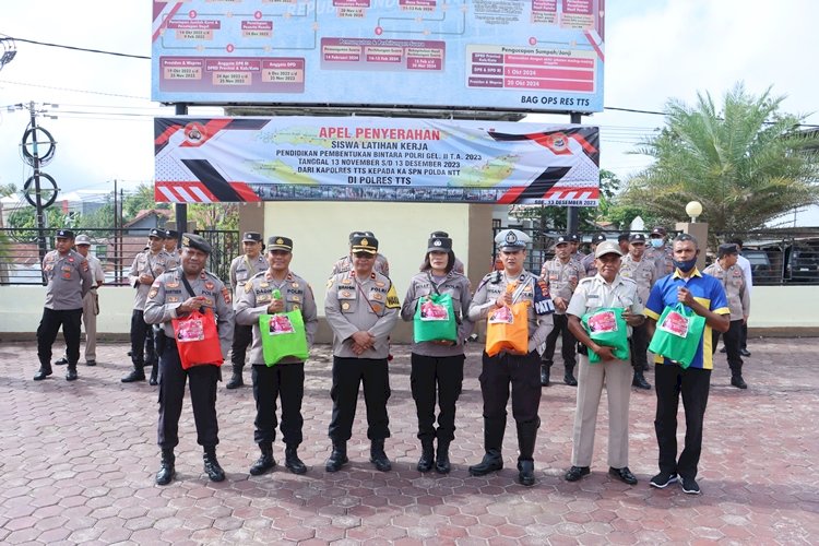 Bentuk Kepedulian, Kapolres TTS Bagi Parcel Kepada Personil Polres TTS