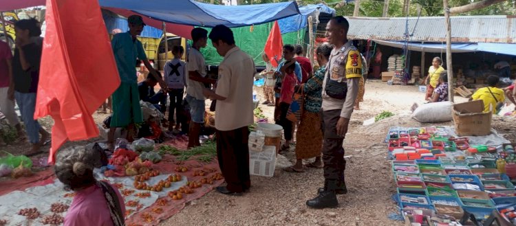 Patroli Sambang Di Pasar Mingguan, Bhabinkamtibmas Ajak Warga Sama-sama Jaga Kamtibmas
