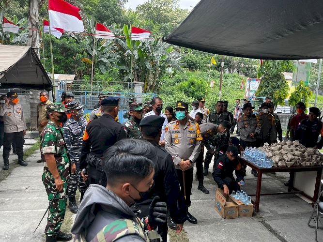 Brimob Polda NTT Sediakan Dapur Lapangan untuk Korban Erupsi Gunung Lewotobi