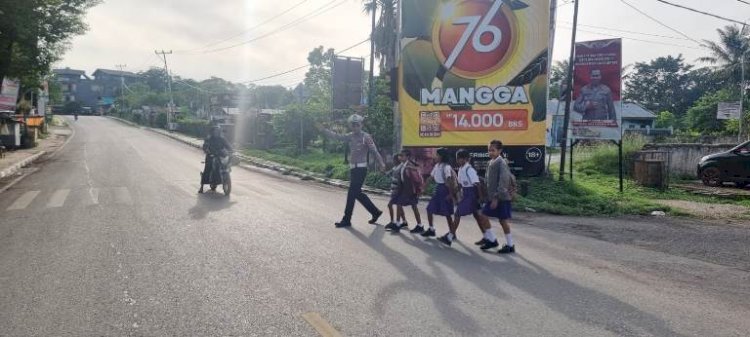 Beri Pelayanan Berlalu Lintas Di Pagi Hari, Rutin Personil Sat Lantas Polres TTS Gatur Lantas