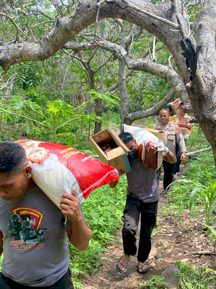 Polres Flotim Beri Bantuan Sosial untuk Pengungsi Mandiri di Kebun Desa Konga