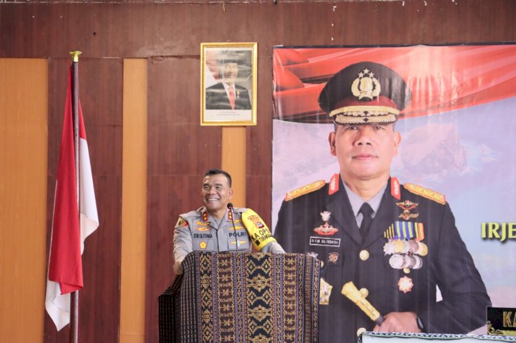 Kapolda NTT Berikan Arahan Inspiratif dan Serahkan Tali Asih kepada Anggotanya di Sikka