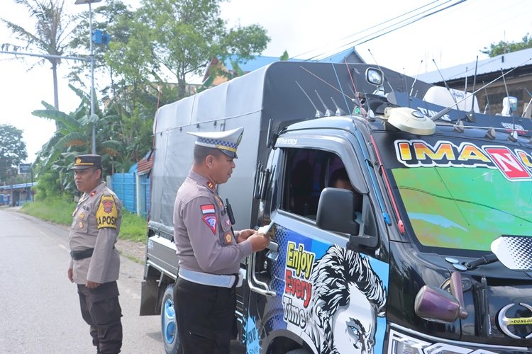 Turun Kejalan , Kasat Lantas Polres TTS dan Tim Operasi Keselamatan Turangga-2024 Imbau Kamseltibcarlantas
