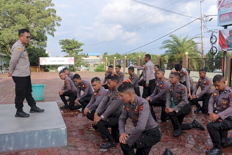 Mutasi Ke Polres TTS, Bintara Remaja Laksanakan Tradisi Penyambutan 