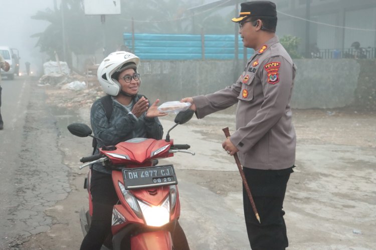 Eratkan Persaudaraan Dan Tali Asih Jelang Perayaan Idul Fitri 1445 H, Polres TTS Bagi Takjil Kepada Masyarakat