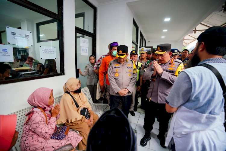 Kapolri Pastikan Beri Pelayanan Terbaik Bagi Keluarga Korban Kecelakaan Tol Cikampek