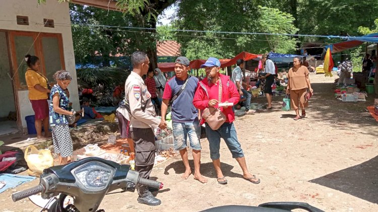 Patroli ke Pasar Mingguan , Bhabinkamtibmas Sampaikan Pesan Kamtibmas