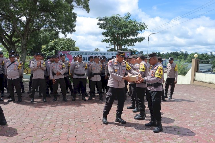 Dukung Pelaksanaan Tugas, Bhabinkamtibmas Polres TTS Dapat HP Android