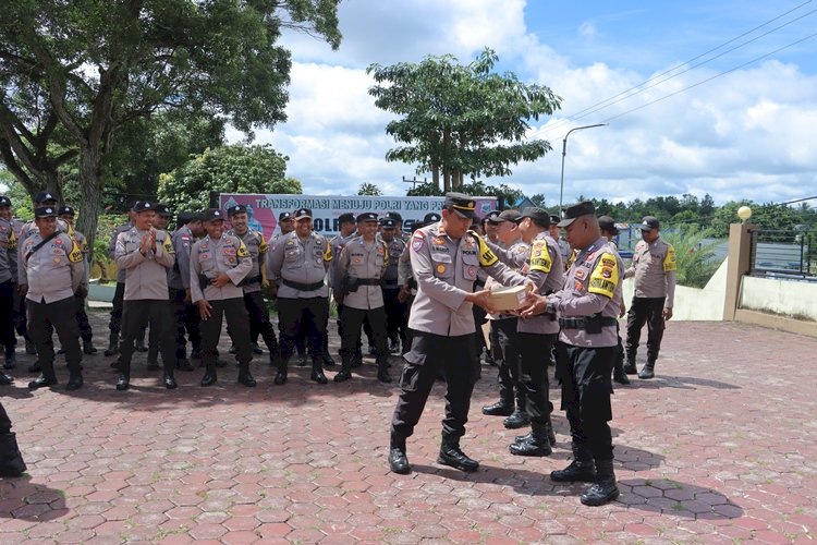 Dukung Pelaksanaan Tugas,   Bhabinkamtibmas Polres TTS   Dapat HP Android