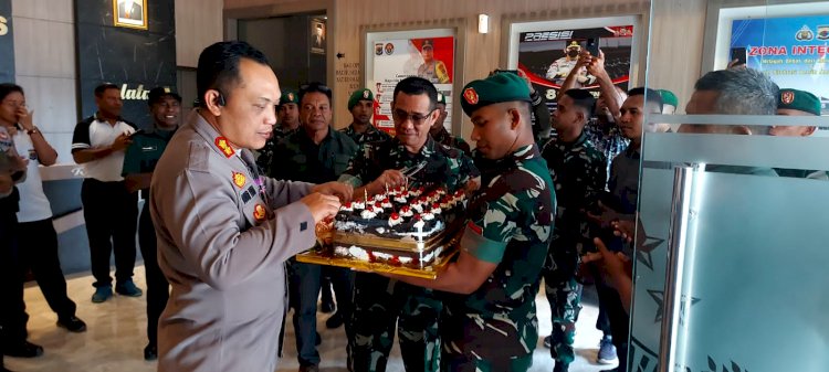 Eratkan Solidaritas Dan TNI / Polri Dalam Berbagai Situasi Dandim 1621 /TTS Persembahkan Kue Ultah Untuk Kapolres TTS