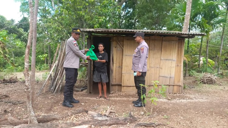 Peduli Kasih, Sat Binmas Polres TTS Bagi Bansos