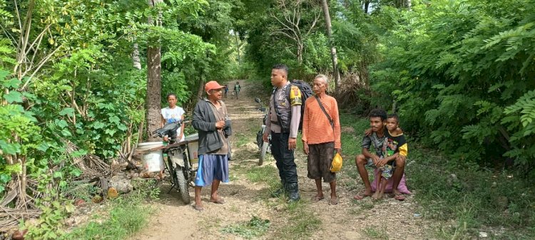 Sambangi Warga, Bhabinkamtibmas Beri Pesan-pesan Kamtibmas