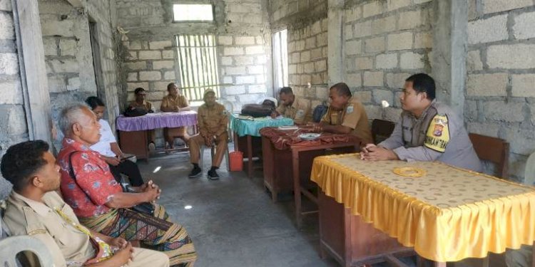 Meningkatkan Silahturahmi, Bhabinkamtibmas Sambangi Kantor Desa