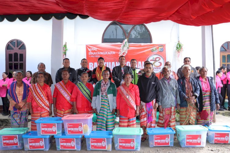 Peringati Hari Bhayangkara Ke -78 , Kapolda NTT Bersama PJU Polda NTT Dengan Bersepeda Motor Touring Ke Fatumnasi Sambil bagi Bansos