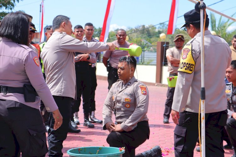 20 Bintara Remaja Polri Mutasi Polda Ke Polres TTS Di Sambut Jalan Kaki dan Tradisi Penyiraman Air Kembang Oleh Kapolres TTS