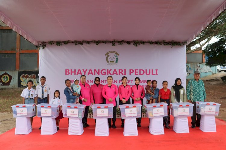 Peduli Stunting dan Pendidikan, Ketua Pembina Yayasan Kemala Bhayangkari Bagikan Bansos