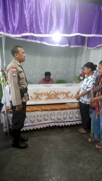 Rasa Peduli, Bhabinkamtibmas Pospol Kota Soe Datangi Warga Binaanya Yang mengalami Kedukaan