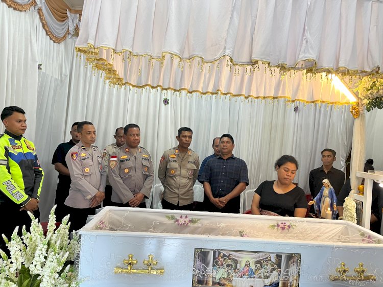 Personil Polres TTS Mengalami Kedukaan,PJU dan Anggota Melayat kerumah Duka