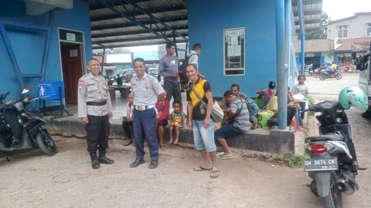 Sambangi Ke Terminal Kota Soe, Bhabinkamtibmas Ajak petugas Terminal Sama-Sama Jaga Kamtibmas