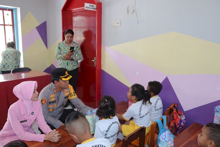 Bangun Keakrapan Dan Persahabatan Kapolres TTS dan Ketua Bhayangkari Cabang TTS Silahturahmi Ke TK Kemala Bhayangkari 02 SoE