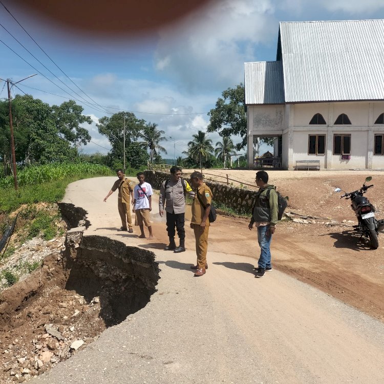 Antisipasi Terjadi Hal-hal yang tidak diinginkan, Bhabinkamtibmas Pantau Jalan Rusak Dan Imbau Warga Berhati-hati