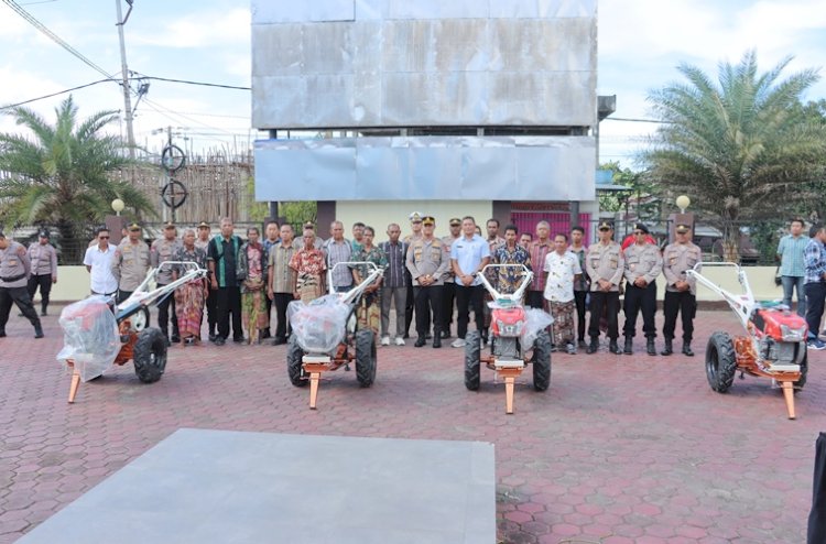 Dukung Peningkatan pengolahan Lahan Pertanian Guna Swasembada Pangan, Polres TTS Serahkan Traktor Roda ke Kelompok Tani