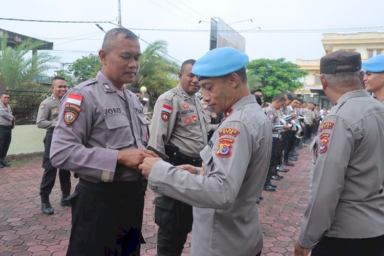 Tampilkan Sosok Polri Yang Berpenapilan Baik, Sipropam Polres TTS Pemeriksaan Kerapian Bagi Anggota Polres TTS