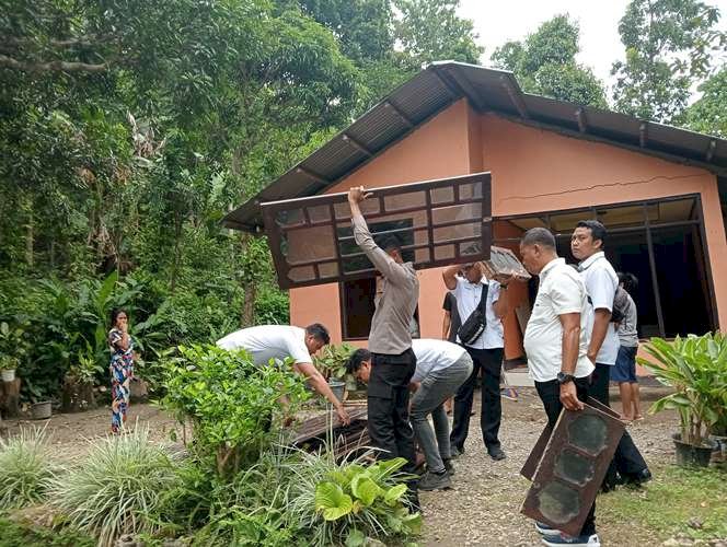  Polres TTS Kerahkan Personil Bantu Evakuasi Barang-barang Warga Desa Kuatae Yang Terdampak Bencana Longsor