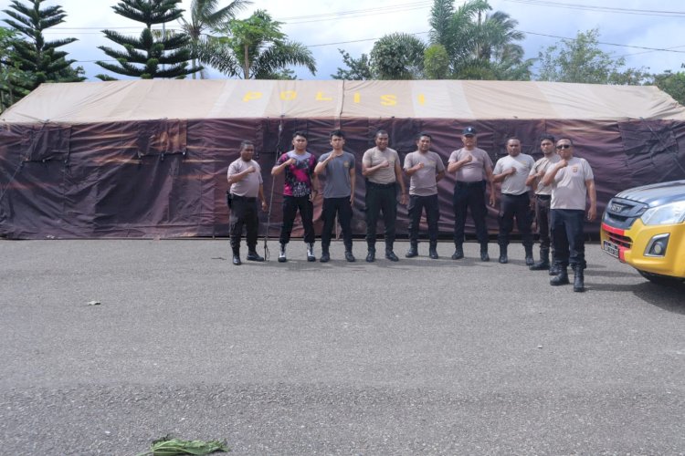 Peduli, Polres TTS Pasang Tenda Pleton Samapta Di Gor Nekmese SoE Bantu Warga Korban Bencana Tanah Longsor