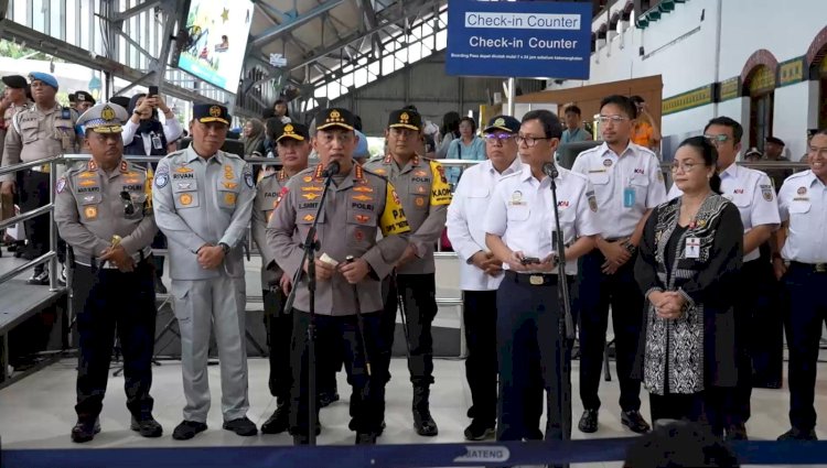 Kapolri Cek Langsung Pelayanan Arus Balik di Stasiun Tawang, Dorong Pemudik Gunakan Kereta Api