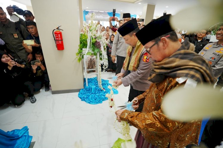 Kunjungi Buntet Pesantren Cirebon, Kapolri Silaturahmi ke Dewan Sepuh hingga Resmikan Pondok