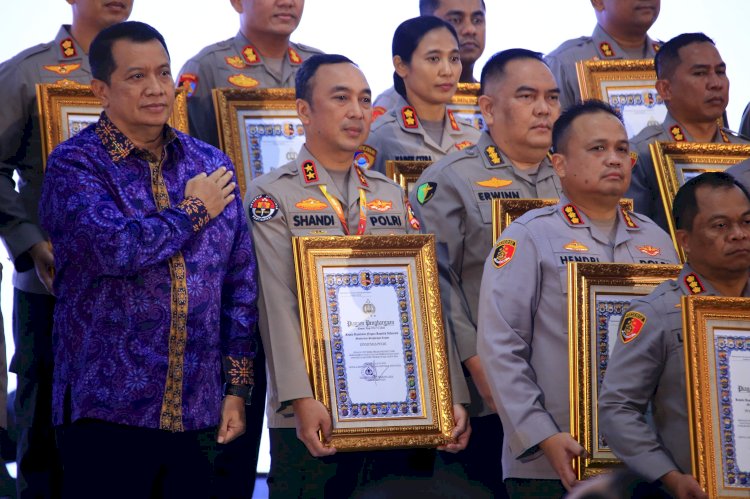 Kapolri Berikan Penghargaan Pembangunan Zona Integritas WBK Kepada Divisi Humas Polri
