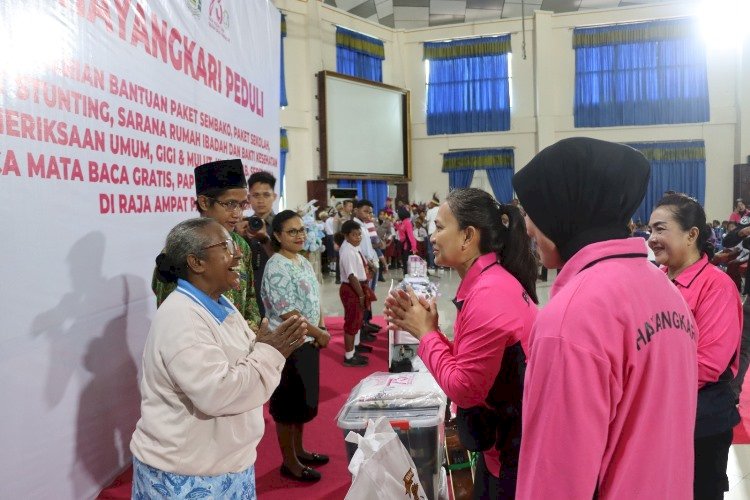 Kunjungi Raja Ampat, Ketum Bhayangkari Ny. Juliati Sigit Prabowo Salurkan Sembako hingga Gelar Khitanan Massal
