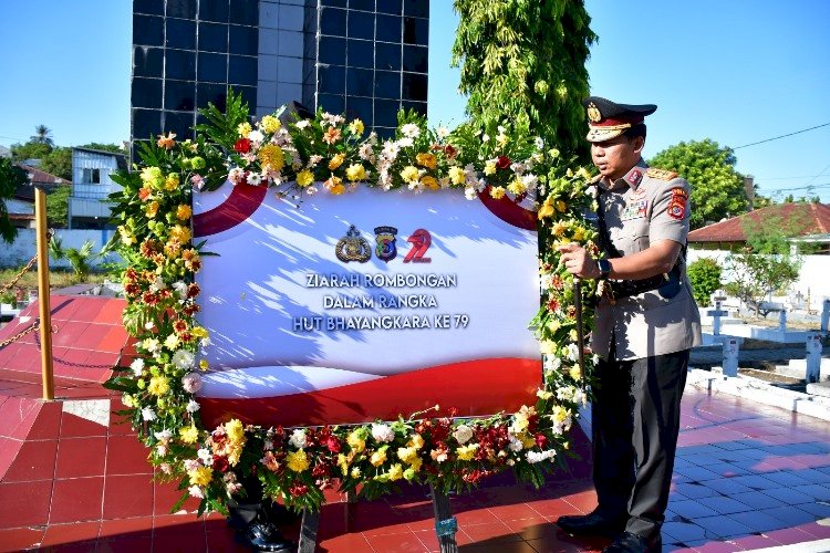 Ziarah di Taman Makam Pahlawan, Kapolda NTT Pimpin Upacara dalam Rangka HUT Bhayangkara ke-79