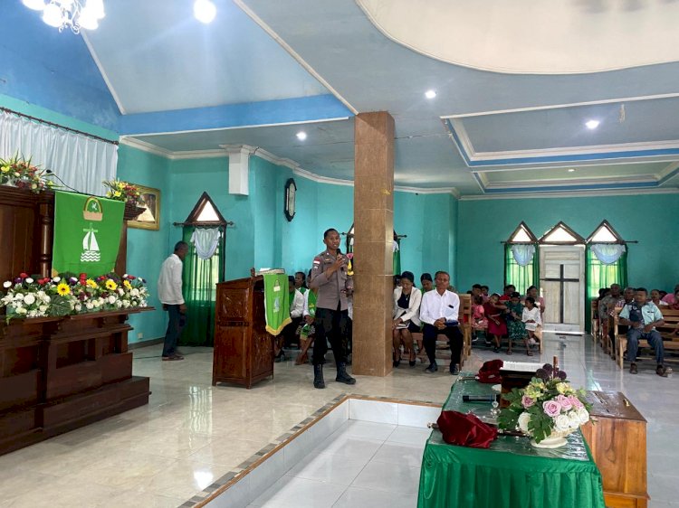 Moment Minggu Kasih, Bhabinkamtibmas Mollo Utara Berikan Pesan Kamtibmas