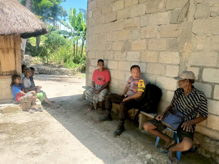 Laksanakan Patroli dan Sambang di Desa Oobibii, Bhabinkamtibmas Ajak Peduli Kamtibmas 