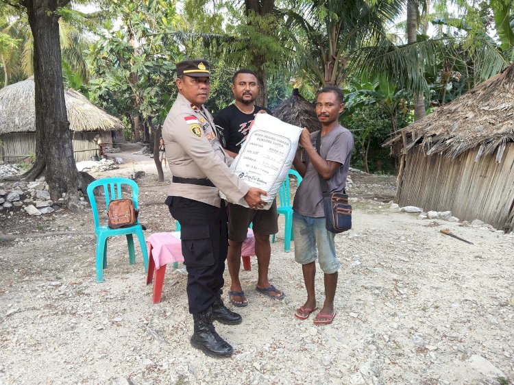 Dukung Ketahanan Pangan, Kapolsek Kolbano Serahkan Benih Jagung Hibrida kepada Kelompok Tani Fatumone