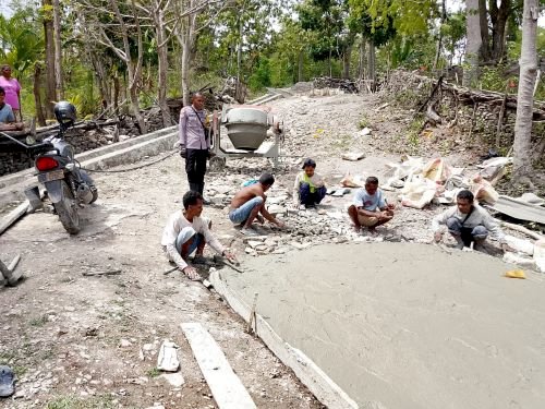 Lakukan Pemantauan pekerjaan Jalan Rabat Desa , Bhabinkambmas  Beri Imbauan