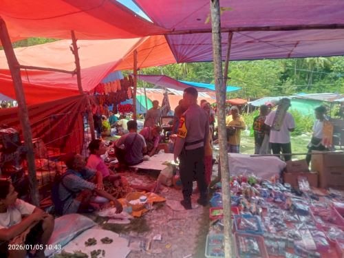 Patroli Sambang ke Pasar Mingguan, Bhabinkamtibmas  Beri Imbauan Kamtibmas