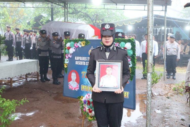 Polres TTS Gelar Upacara Pemakaman IPTU Purnawirawan Kirinius Abanat