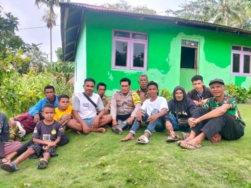 Bhabinkamtibmas Kecamatan Kie Edukasi Masyarakat Desa Tesiayofanu Tentang Kamtibmas