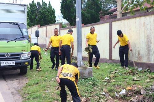 Aksi Pungut Sampah,  Polres TTS Ciptakan Lingkungan Yang Asri