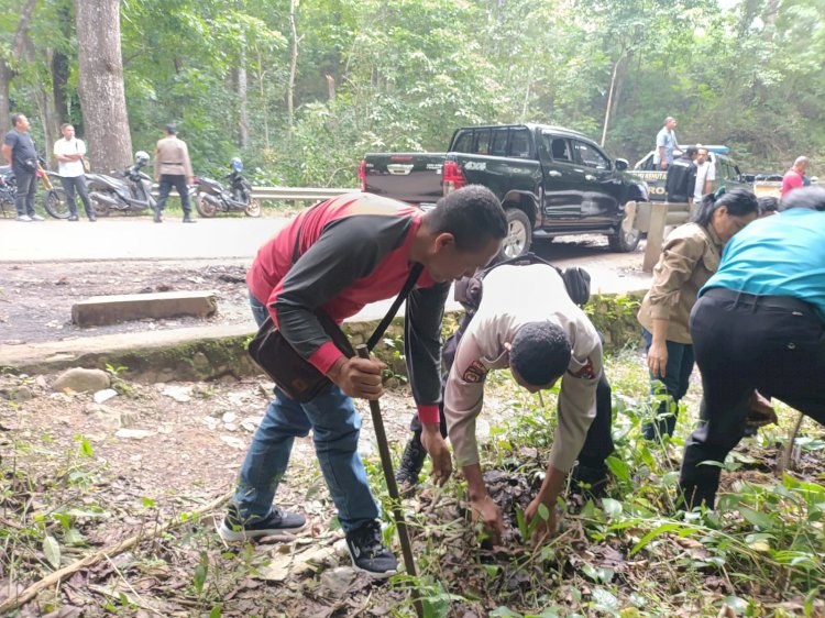 Lestarikan Alam, Polres TTS Bersama KPH Hijaukan Kawasan Hutan Mutis Tima