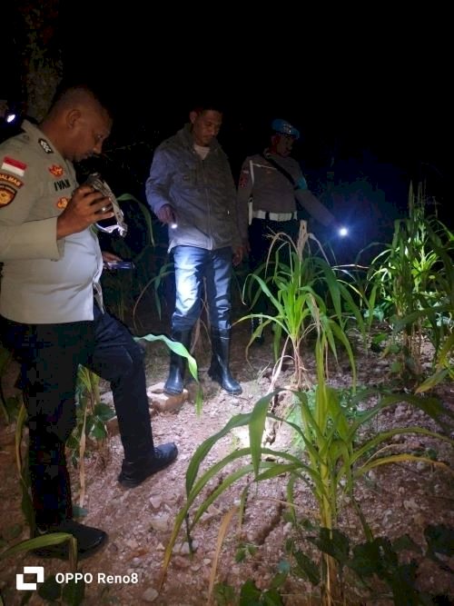 Turun ke Lokasi Tanah  longsor, personel Polsek Boking Imbau Warga Tetap Waspada