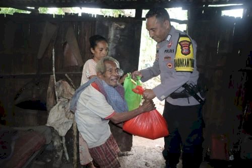 Peduli Sesama, Bhabinkamtibmas Pospol Mollo Tengah- Polres TTS  Salurkan Bansos Bagi Warga Membutuhkan