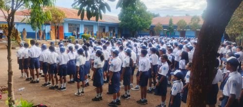 Tingkatkan Disiplin Siswa, Sat Binmas Polres TTS Pimpin Upacara di SMPN 2 Soe