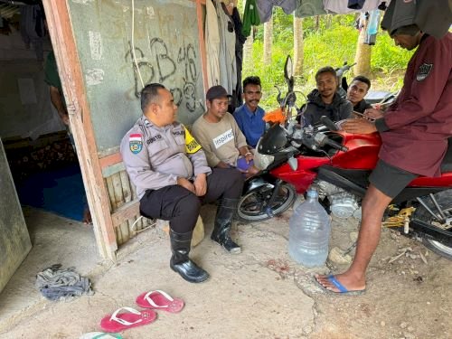 Pererat Silaturahmi, Bhabinkamtibmas Duduk Bersama Warga Dalam Suasana Santai