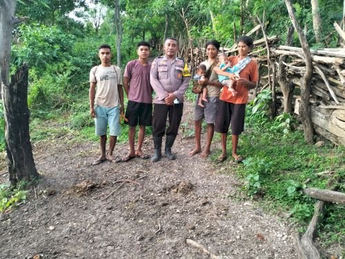 Hadir di Tengah Warga, Bhabinkamtibmas Desa Nunusunu- Polres TTS  Pererat Silaturahmi Demi Kamtibmas Kondusif