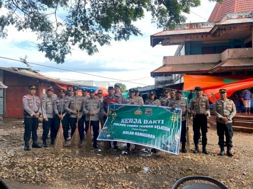 Sambut Ramadhan 1447 H, Personel Polres TTS Gelar Kerja Bakti di Pasar Inpres Soe